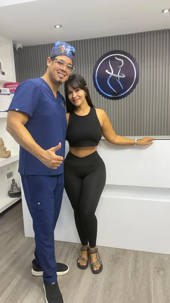 Dr. José Miguel Díaz, in surgical scrubs, with a patient in front of the Plasthetic logo.