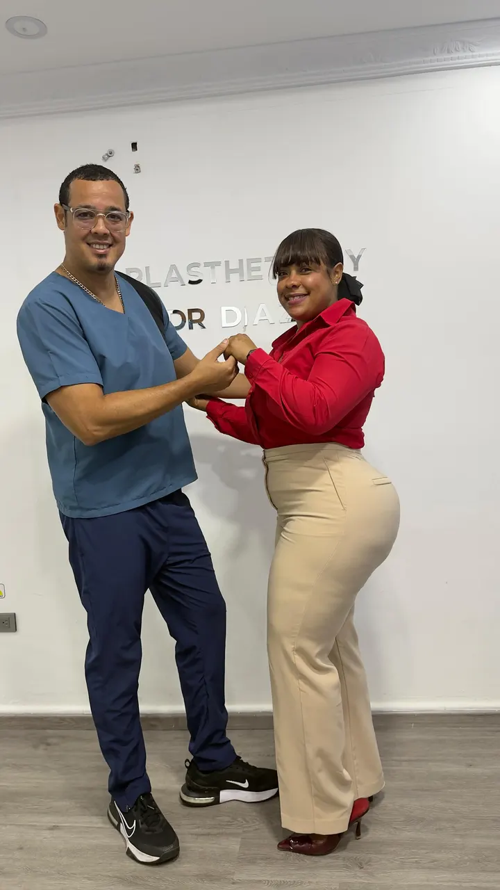 Dr. José Miguel Díaz greeting a patient at the Plasthetic reception.