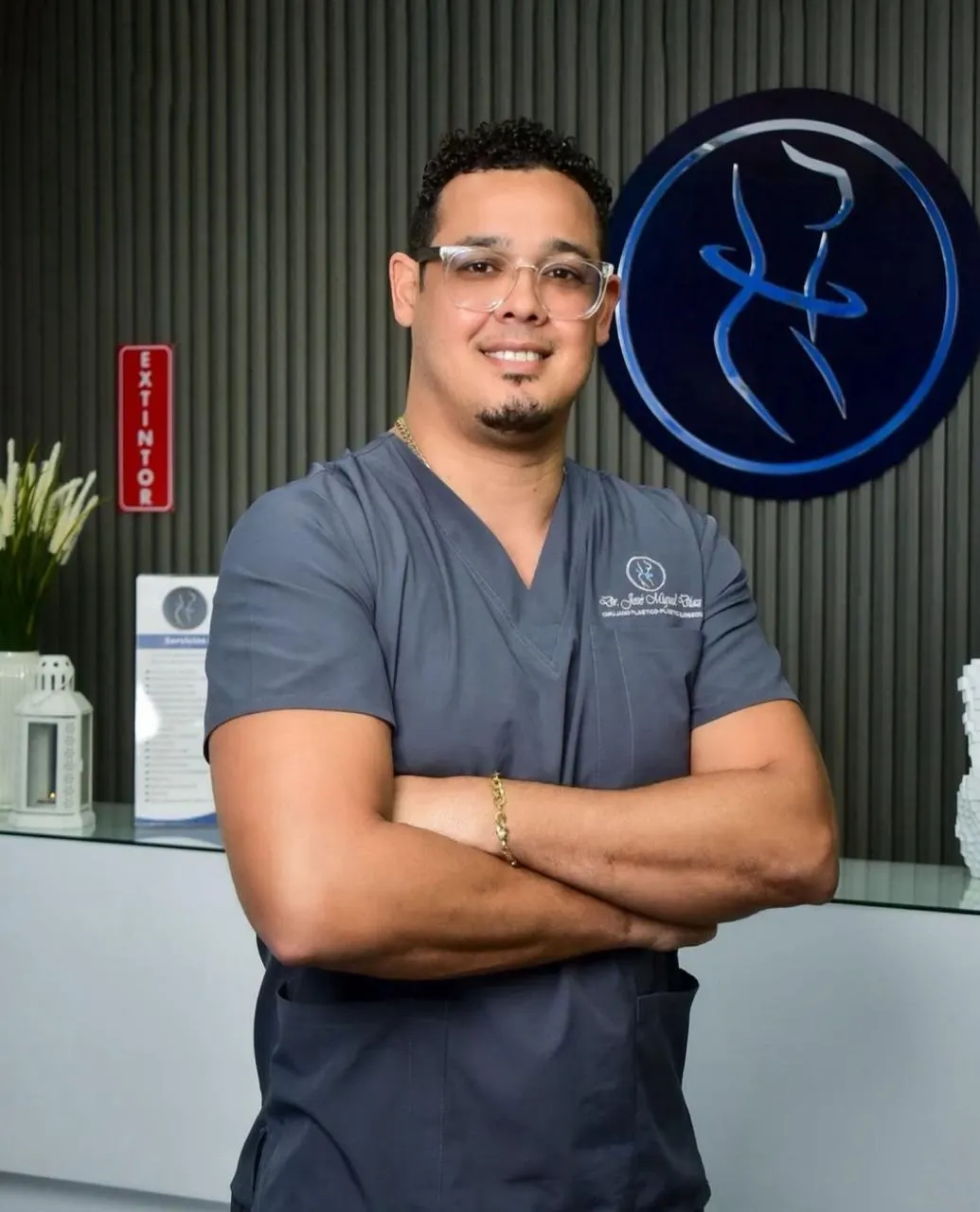Dr. José Miguel Díaz, plastic surgeon, in surgical scrubs at the Plasthetic reception in Santo Domingo.