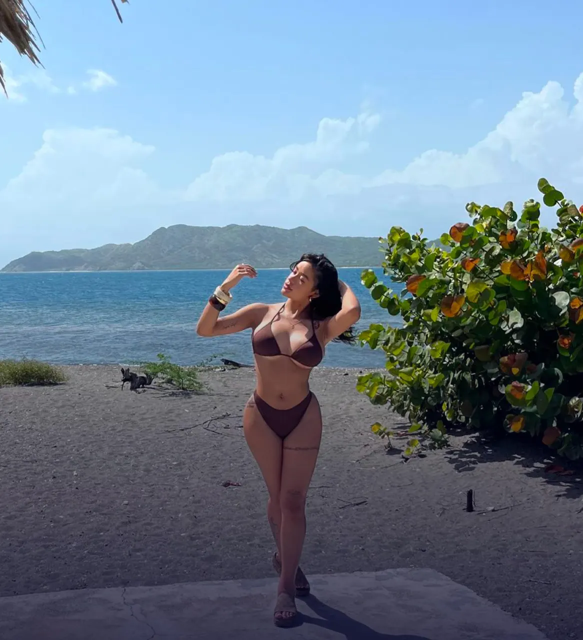 A patient of Dr. José Miguel Díaz in a bikini on a Dominican Republic beach.